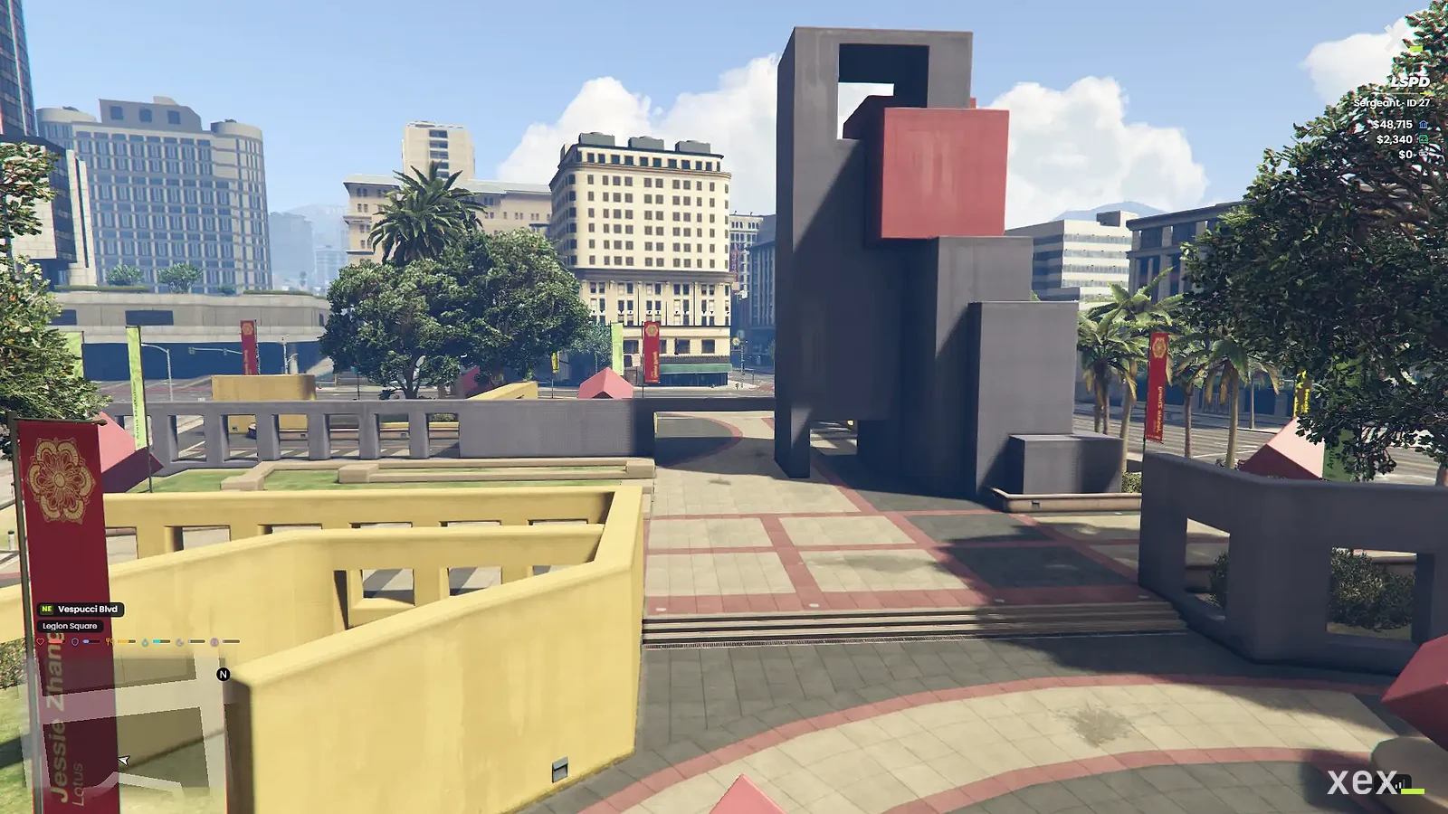 Status bars on the minimap, street and zone above them, money and job top right, voice bottom right